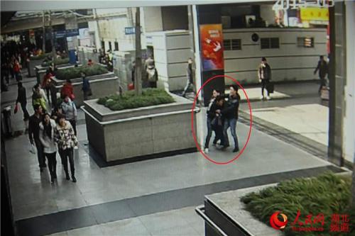 武昌火车站砍头事件 街头一男子头颅被砍 图片