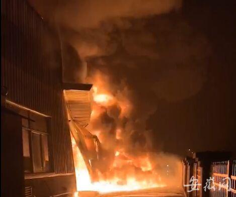 陕西一商场突发大火 过火约3000平方米 