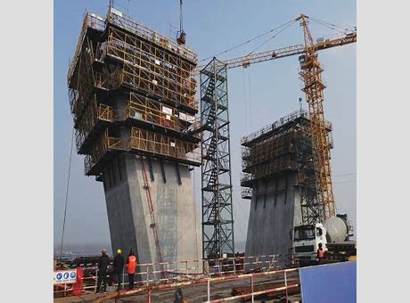 池州长江公路大桥北主桥高度突破200米 工程进度接近九成 