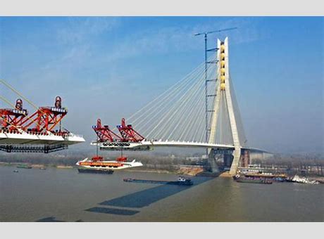 池州长江公路大桥北主桥高度突破200米 工程进度接近九成